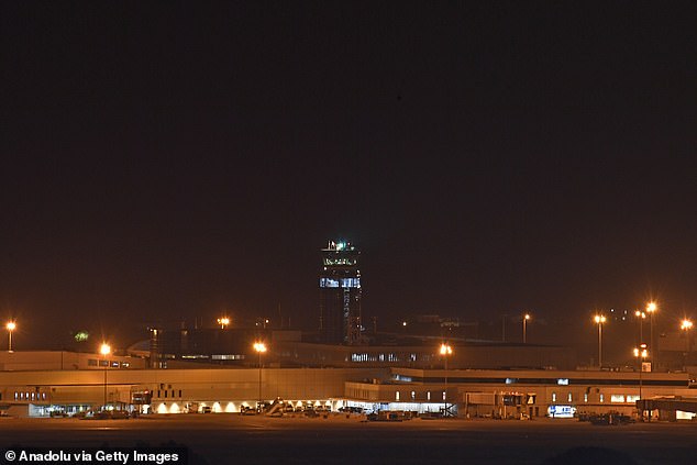 لبنان: مناطق خالية في مطار رفيق الحريري في بيروت، الأحد، بعد إغلاق لبنان المجال الجوي