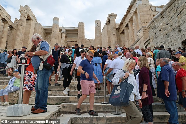 يستقبل الموقع التاريخي، الواقع في أثينا، حوالي 22000 زائر يوميًا خلال ذروة موسم الصيف - مما يؤدي حتماً إلى الاكتظاظ (صورة مخزنة)