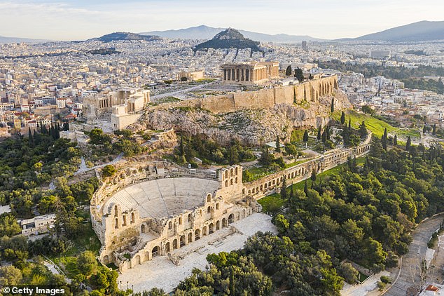 الأكروبوليس، أحد مواقع التراث العالمي لليونسكو، هو رمز للحضارة اليونانية القديمة وأصبح وجهة يجب زيارتها للسياح في جميع أنحاء العالم (صورة مخزنة)