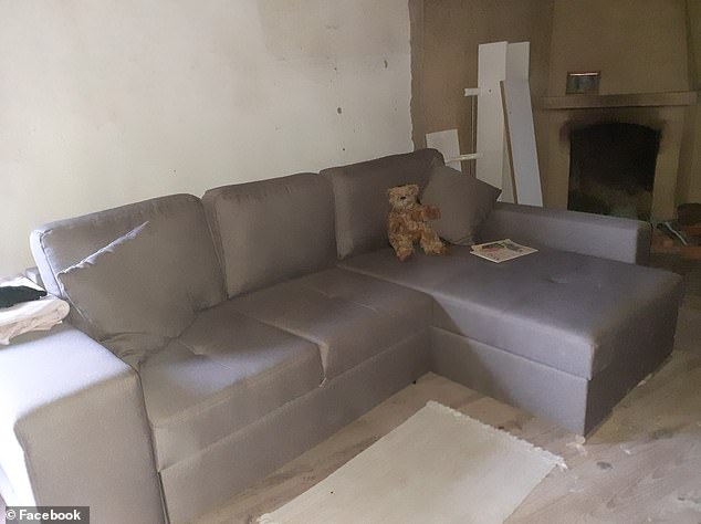 دمية دب تجلس على الأريكة في غرفة المعيشة في المسكن - الذي طردت منه الأسرة بسبب استياء السكان المحليين المزعوم