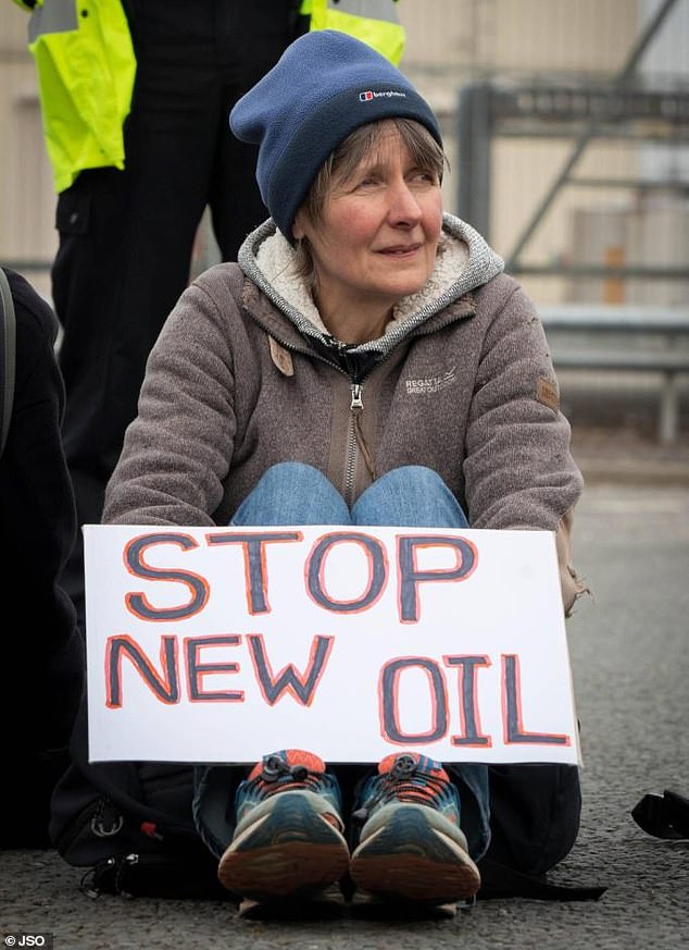 صور الدكتور بن وهو يشارك في احتجاج Just Stop Oil.  لقد تم تعليقها كطبيبة عامة لمدة خمسة أشهر