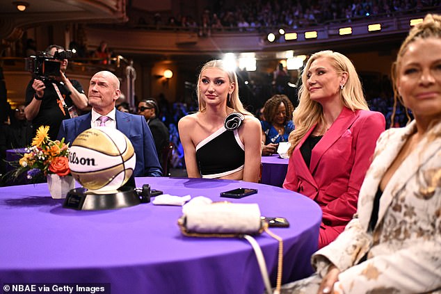 كاميرون برينك تنظر خلال مسودة WNBA لعام 2024 بين والديها جريج وميشيل
