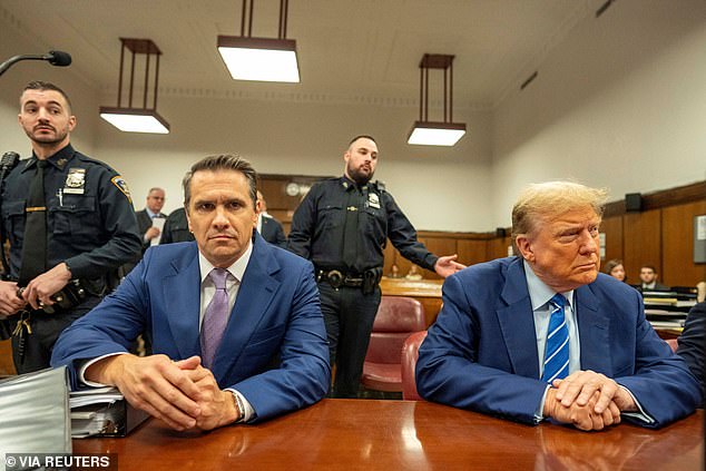 الرئيس الأمريكي السابق دونالد ترامب يجلس في قاعة المحكمة مع المحامي تود بلانش في اليوم الثاني من محاكمته في محكمة مانهاتن الجنائية، مدينة نيويورك، نيويورك، الولايات المتحدة، 16 أبريل 2024