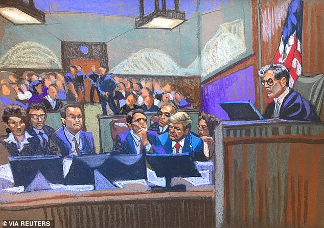 الرئيس الأمريكي السابق دونالد ترامب يجلس مع محاميه بينما يشرف القاضي خوان ميرشان على الإجراءات في محكمة مانهاتن الجنائية في نيويورك، 15 أبريل 2024، في رسم قاعة المحكمة هذا