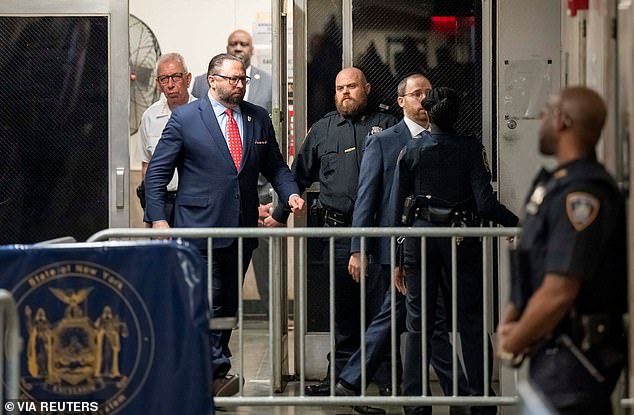 شوهد مساعد ترامب جيسون ميلر وهو يصل إلى قاعة المحكمة.  جلس في الجزء الخلفي من المحكمة