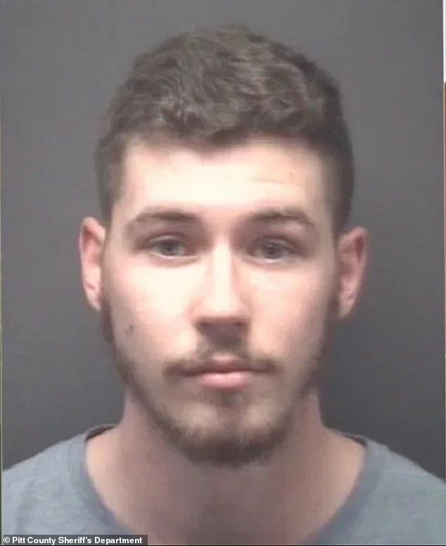 تم القبض على توماس إليوت، 21 عامًا، في مدينة جرينفيل بعد ظهر يوم الاثنين