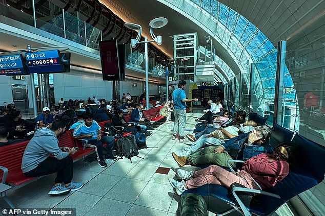 أصبح المسافرون الآن أكثر حرية في القدوم والذهاب من مطار دبي الدولي حيث تم استئناف العديد من الرحلات الجوية (الصورة من 17 أبريل)
