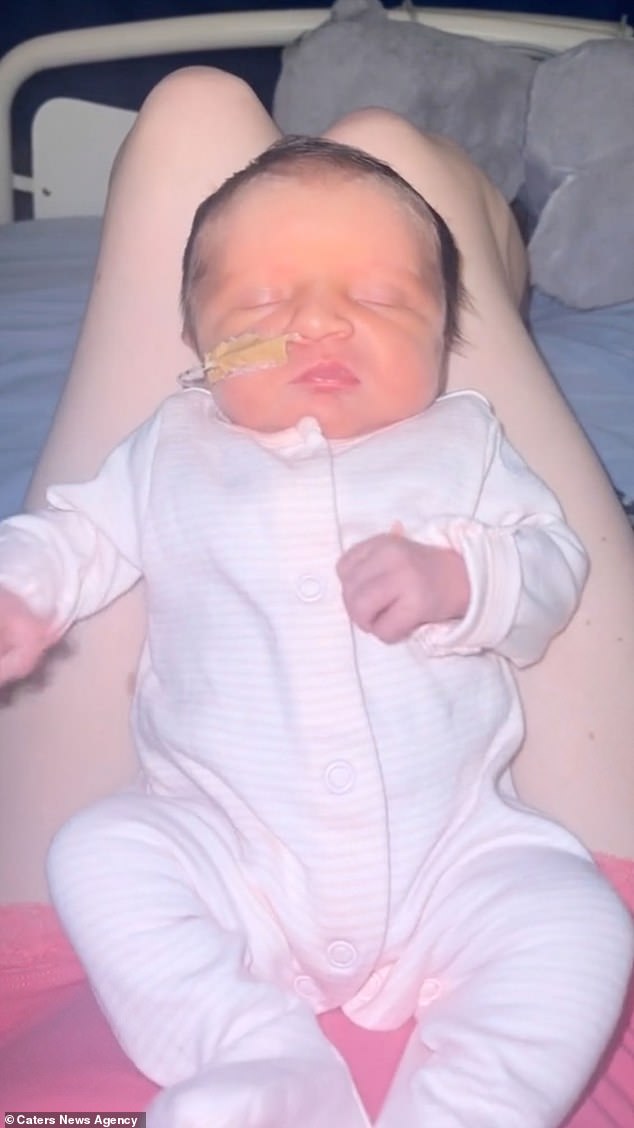 بعد ولادتها في سبتمبر، تم وضع مايسي في حضانة المستشفى الخاصة بها لتلقي العلاج بالضوء