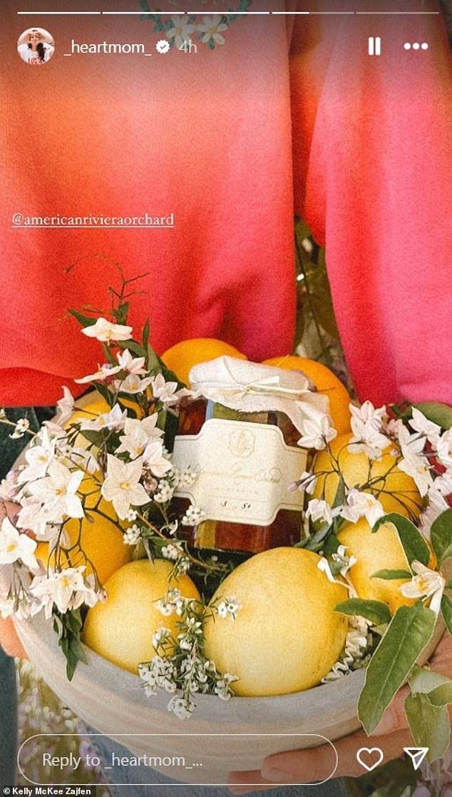 نشرت كيلي لقطة جميلة على قصتها على Instagram لمربىها الجديد وهي تجلس بين وعاء من الليمون - وقد استلمت الجرة الثالثة في الدفعة
