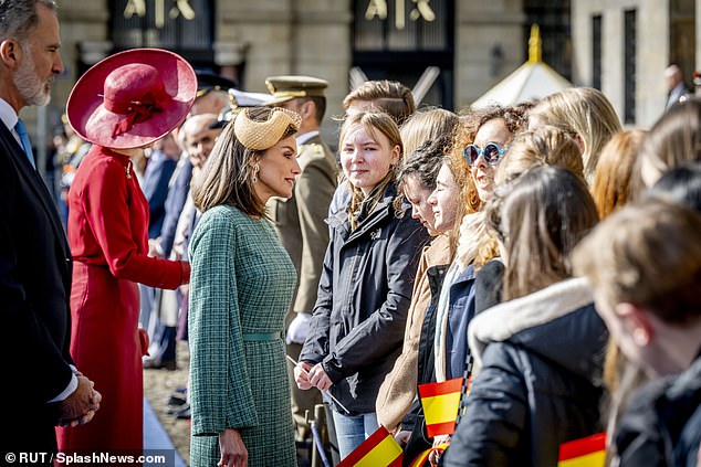 استقبل أفراد العائلة المالكة أفراد الجمهور الذين احتشدوا في ساحة دام وهم يتشبثون بالأعلام الإسبانية