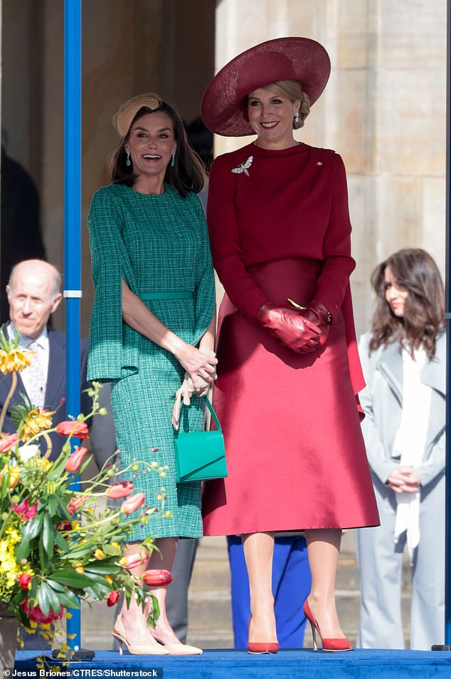 وبدت الملكة ماكسيما أنيقة بفستان أحمر ملفت للنظر.  واصل الملك المظهر الأحمر مع إضافة قبعة قرمزية وقفازات جلدية