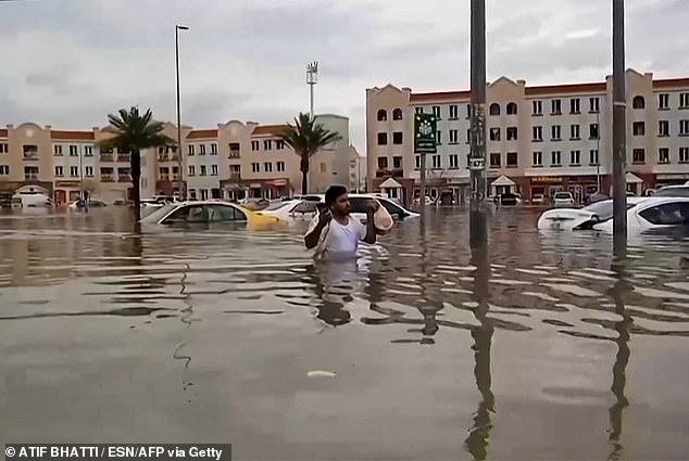 يوم الثلاثاء، غرق جزء كبير من مدينة دبي (في الصورة) تحت الماء بسبب أسوأ فيضانات مسجلة على الإطلاق