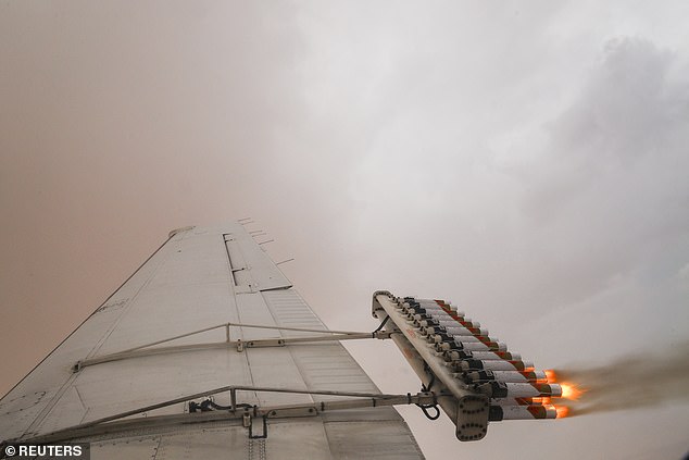 منذ أوائل التسعينيات، استخدمت دولة الإمارات العربية المتحدة هذه التقنية المثيرة للجدل لزيادة هطول الأمطار بحوالي 15-25 في المائة.  تظهر هنا طائرة إماراتية تطلق مشاعل ملحية داخل سحابة