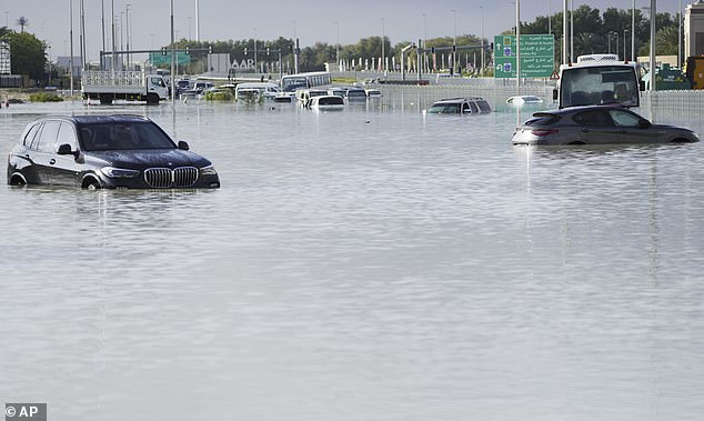 تستخدم دولة الإمارات العربية المتحدة، التي شهدت للتو فيضانات مدمرة (في الصورة)، تقنية الاستمطار السحابي لزيادة هطول الأمطار منذ التسعينيات.  وينفي المسؤولون أنها تسببت في فيضانات هذا الأسبوع