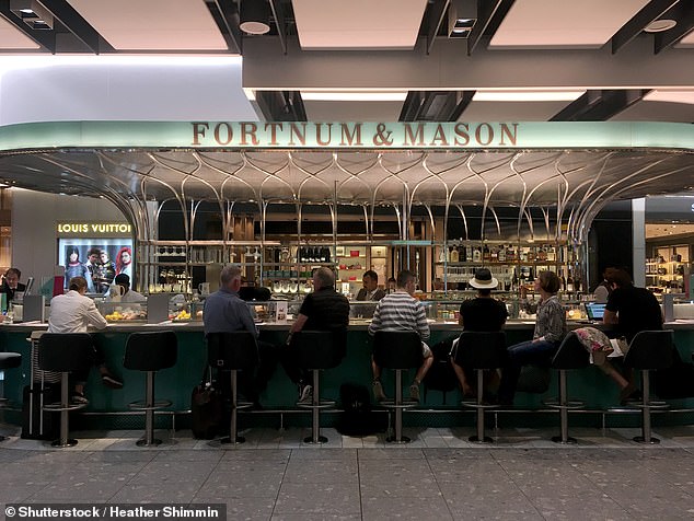 تتميز محطات مطار هيثرو المزدحمة بكل شيء بدءًا من الحانات الإنجليزية التقليدية، مثل Prince of Wales، إلى المطاعم الفاخرة مثل Fortnum & Mason (في الصورة)