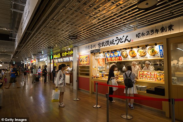 يحتل مطار طوكيو-ناريتا الدولي المرتبة الثانية في تقرير Food & Wine، وهو مطار مشهور بمأكولاته اليابانية الأصيلة وبارات الساكي المتميزة.