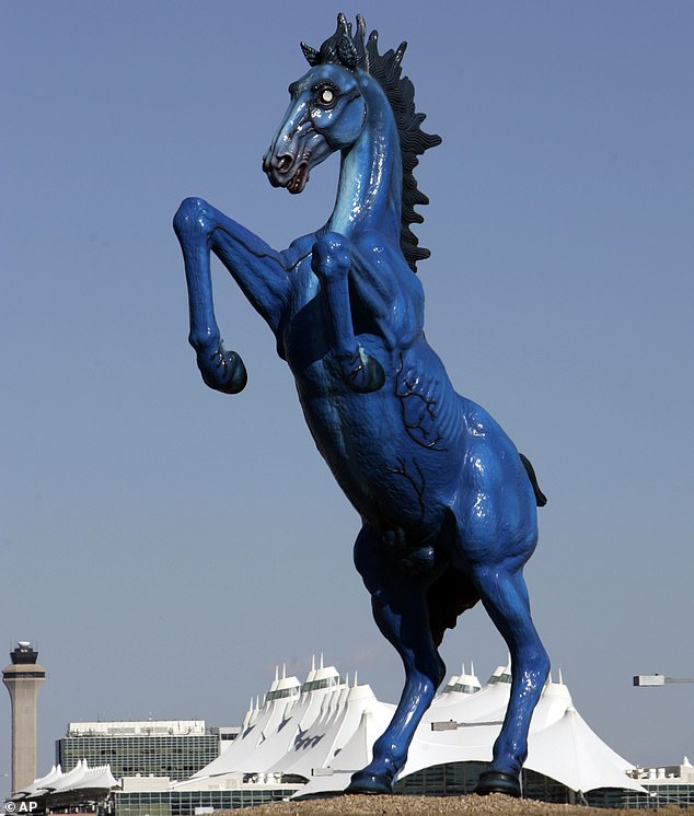 تمثال موستانج الأزرق أمام المطار، المعروف باسم بلوسيفر، قتل صانعه الفنان لويس خيمينيز عام 2006