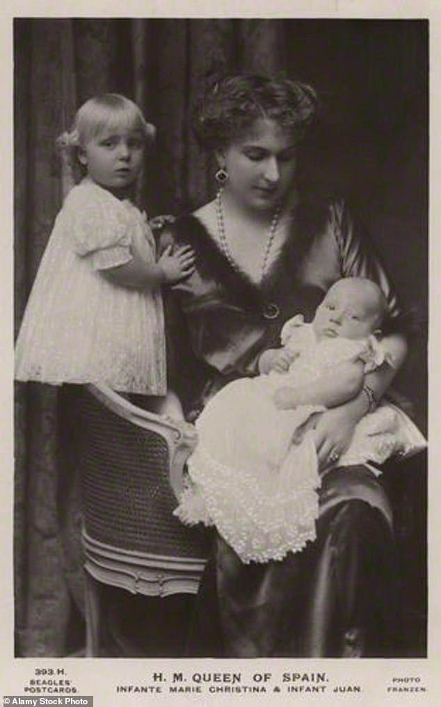 إينا، ملكة إسبانيا مع طفليها إنفانتا ماريا كريستينا وإنفانتي خوان في عام 1913