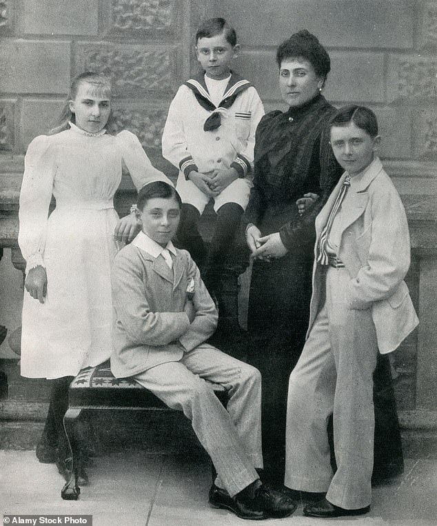 الأميرة بياتريس، أصغر أبناء الملكة فيكتوريا، تظهر في الصورة مع أطفالها الأربعة.  من اليسار: إينا، ليوبولد، موريس (ببدلة البحار) وألكسندر، مركيز كاريزبروك الأول