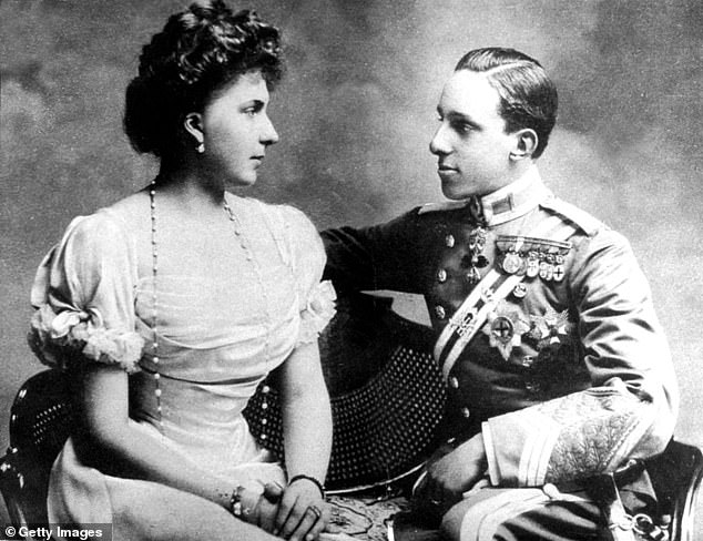 ملك إسبانيا، دون ألفونسو الثالث عشر (1886-1941) وزوجته الملكة فيكتوريا يوجينيا، التي كانت تعرف باسم الأميرة إينا أميرة باتنبرغ وقت زفافهما عام 1906