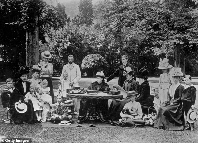 الملكة فيكتوريا محاطة بأفراد العائلة المالكة في أوزبورن هاوس على جزيرة وايت بما في ذلك الأميرة إينا، الثالثة من اليمين