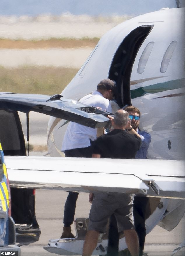 شوهد الأمير هاري وهو يستقل طائرة خاصة في عام 2019 بعد عطلة عائلية استمرت ثلاثة أيام في قصر السير إلتون جون المذهل في جنوب فرنسا