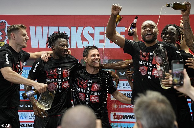 احتفل لاعب ومدرب بايرن تشابي ألونسو (الوسط) بالفوز بأول لقب للدوري الألماني على الإطلاق في نهاية الأسبوع.