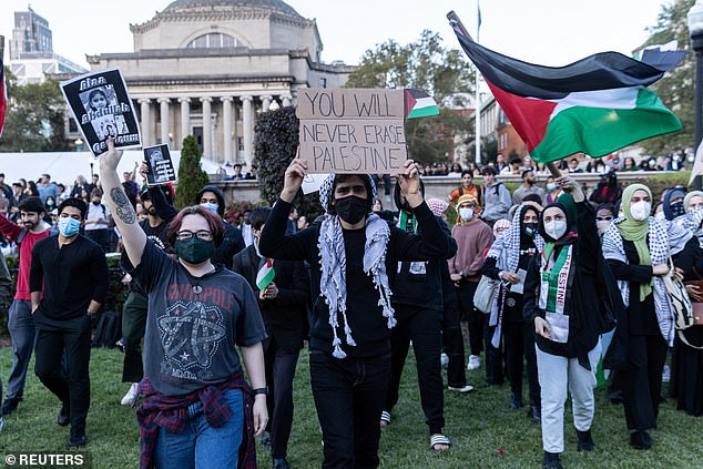 طلاب مناصرون للفلسطينيين يشاركون في احتجاج لدعم الفلسطينيين وسط الصراع المستمر في غزة، في جامعة كولومبيا في مدينة نيويورك، الولايات المتحدة،