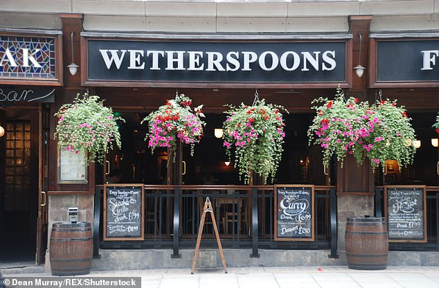 أعلنت شركة Wetherspoon مؤخرًا أن أرباحها ارتفعت بمقدار 36 مليون جنيه إسترليني مع ارتفاع المبيعات بنسبة 5.8٪ (صورة مخزنة)