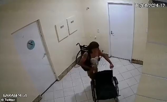شوهدت إريكا دي سوزا في مقطع فيديو للمراقبة وهي تدفع كرسيًا متحركًا مع جثة عمها، باولو براغا، قبل أن تحاول سحب 3200 دولار من حسابه المصرفي.