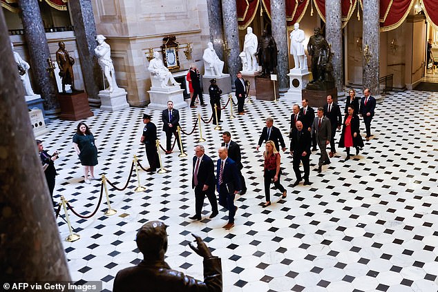 مديرو المساءلة بمجلس النواب يسيرون عبر مبنى الكابيتول يوم الثلاثاء لتسليم مواد المساءلة ضد مايوركاس إلى مجلس الشيوخ