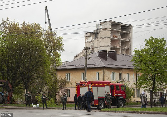 ضباط الشرطة يراقبون بالقرب من موقع الهجوم الصاروخي في تشيرنيهيف، شمال أوكرانيا، 17 أبريل 2024