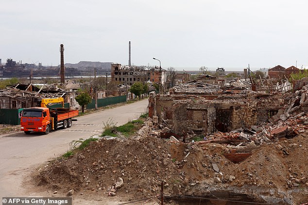 تظهر هذه الصورة التي التقطت في 17 أبريل 2024، منطقة مدمرة في ماريوبول، في أوكرانيا التي تسيطر عليها روسيا، وسط الصراع الروسي الأوكراني.