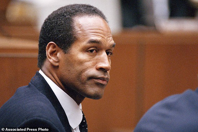 أو جيه سيمبسون يجلس أثناء محاكمته في المحكمة العليا في لوس أنجلوس في 22 يوليو 1994