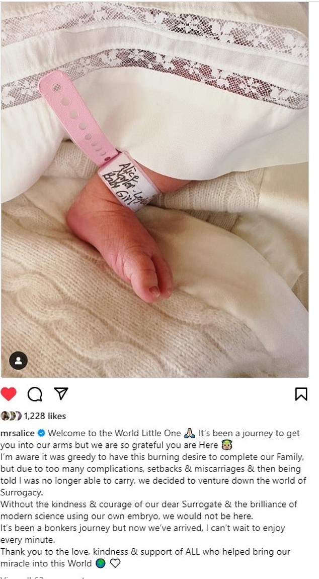 شاركت صورة على الإنترنت لقدم الطفل حديث الولادة مع علامة وردية اللون، وشكرت الأم البديلة التي لم يذكر اسمها