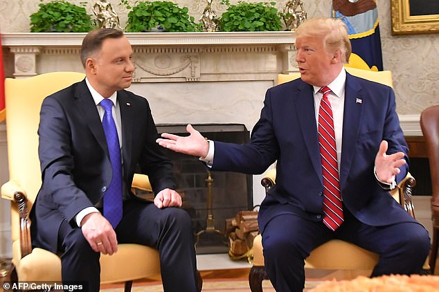 وكان دودا أحد أقوى حلفاء ترامب الأوروبيين خلال فترة وجوده في البيت الأبيض.  تم تصويرهما معًا في عام 2019