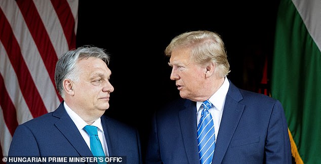 ويجدد الرئيس السابق معارفه مع زعماء أجانب آخرين، بما في ذلك رئيس الوزراء المجري اليميني المتطرف فيكتور أوربان الذي التقى به في مارس/آذار.