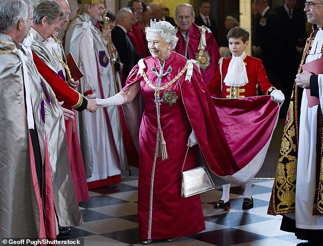 ثوب الملكة إليزابيث الثانية كان يحمله آرثر تشاتو (ابن السيدة سارة ودانييل تشاتو) في خدمة وسام الإمبراطورية البريطانية، كاتدرائية القديس بولس في عام 2012