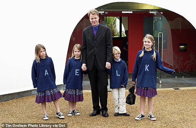 إيرل سبنسر، شقيق أميرة ويلز، مع أطفاله في افتتاح ملعب أميرة ويلز التذكاري في حدائق كنسينغتون في لندن.  من اليسار إلى اليمين: أميليا، إليزا، لويس (فيكونت ألثورب) وكيتي