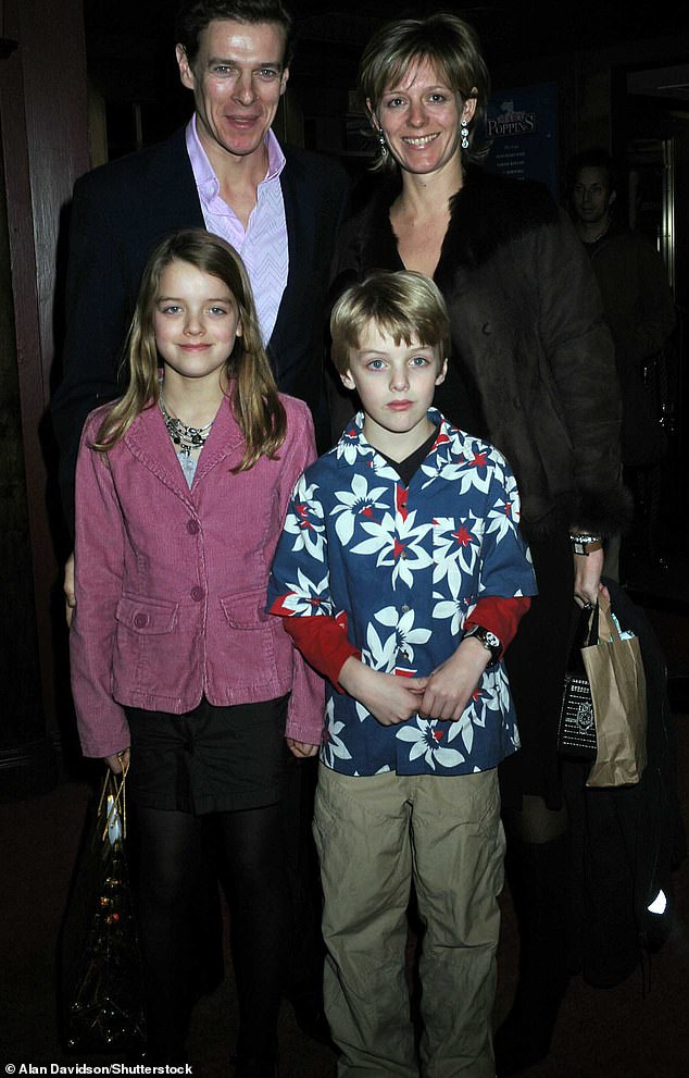 ألكساندر مع أخته فلورا ووالديه جيمس وجوليا أوجيلفي في عام 2004