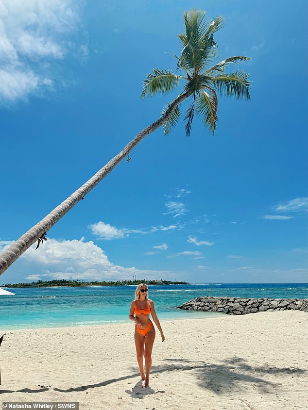 تقوم ناتاشا بنزهة على طول الشاطئ المذهل بالبيكيني في جزيرة ثولوسدو، وهي جزيرة محلية في جزر المالديف