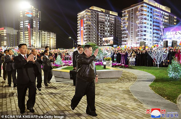 ولوح الديكتاتور للحشود عند وصوله إلى الحدث الذي أقيم في بيونغ يانغ بمناسبة الانتهاء من المرحلة الثانية من مشروع تطوير الإسكان المكون من 10 آلاف وحدة سكنية.