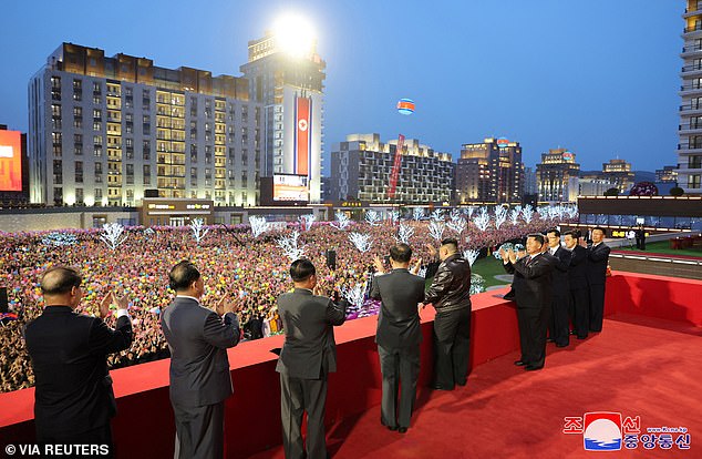 يُظهر المنظر من المنصة الحشد الضخم الذي تجمع في الحفل يوم الثلاثاء، وشوهد كيم جونغ أون وهو يلوح للأشخاص الموجودين بالأسفل