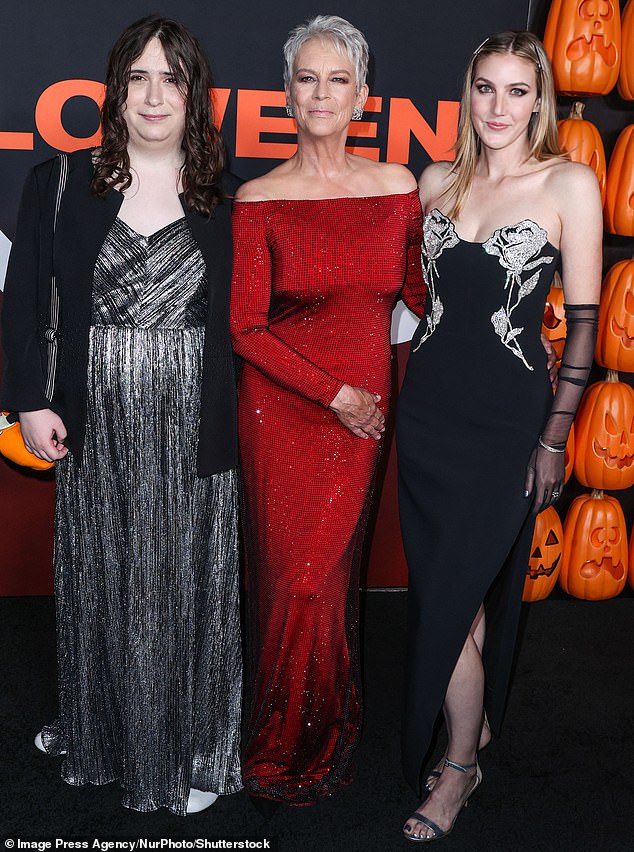 الممثلة جيمي لي كيرتس مع ابنتيها روبي على اليسار وآني في العرض الأول لفيلم Halloween Ends في عام 2022
