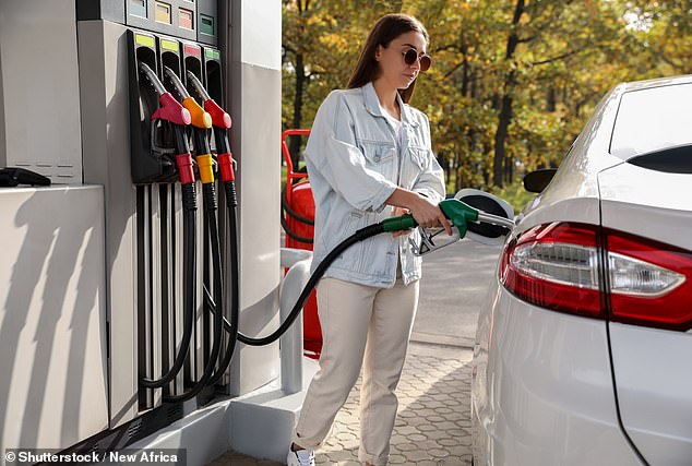 يبلغ سعر البنزين حاليًا أعلى مستوى له منذ خمسة أشهر بمتوسط ​​150 بنسًا للتر - واكتشفت AA أن 11 متجرًا سوبر ماركت فقط يتقاضى سعرًا أقل من 140 بنسًا للتر الواحد