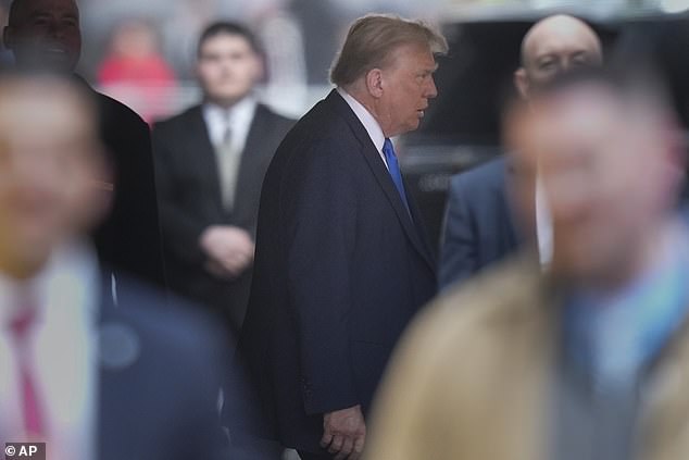 الرئيس السابق دونالد ترامب يغادر برج ترامب في طريقه إلى محكمة مانهاتن الجنائية، الخميس 18 أبريل 2024
