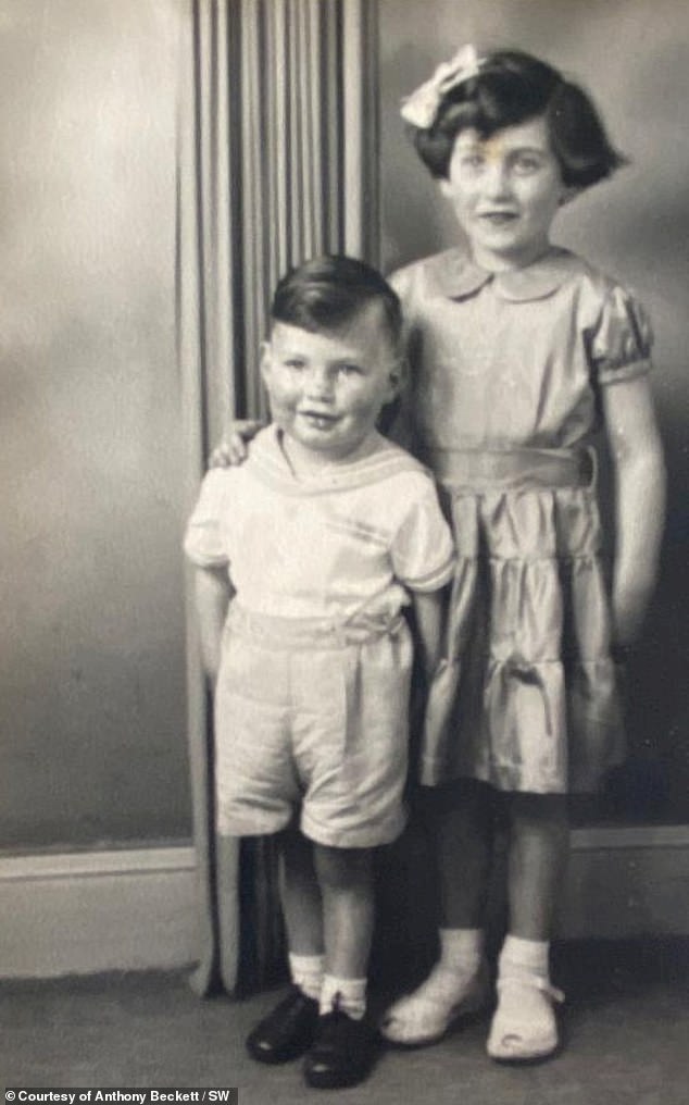 توني وماري في أوائل الستينيات.  كان الأشقاء 