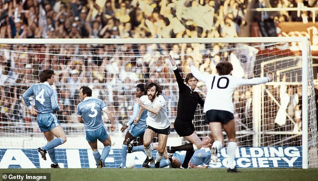 سجل ريكي فيلا هدف الفوز المذهل ليمنح توتنهام لقب كأس الاتحاد الإنجليزي في عام 1981