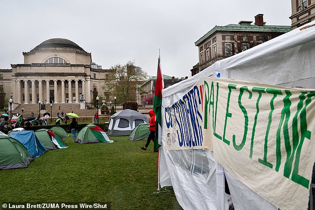 بينما تستعد جامعة كولومبيا لبدء الدراسة، أقام الطلاب مخيمًا يضم حوالي 60 خيمة لمطالبة الجامعة بالانسحاب من إسرائيل