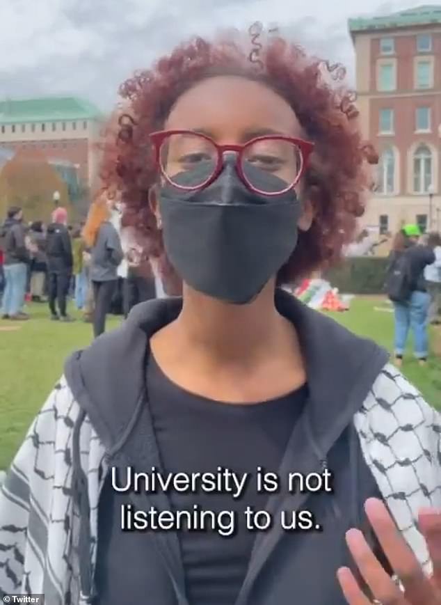وظهرت إسراء حرسي في مقطع فيديو تدين فيه الجامعة لعدم استماعها للطلاب المحتجين من أجل الفلسطينيين